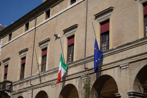 Lutto nazionale per l'alluvione in Emilia Romagna, le bandiere a mezz'asta  Palazzo Garampi