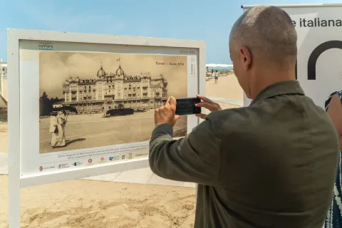 “Tutti al mare”, la mostra fotografica diffusa che racconta 180 anni di vacanza a Rimini