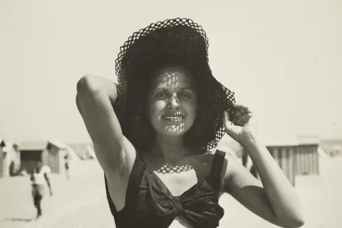 “Tutti al mare”, la mostra fotografica diffusa che racconta 180 anni di vacanza a Rimini