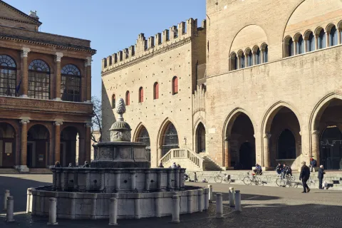 Piazza Cavour: Palazzi Arengo e Podestà, fontana e Teatro Galli