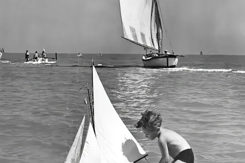 “Tutti al mare”, la mostra fotografica diffusa che racconta 180 anni di vacanza a Rimini