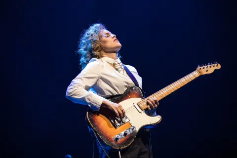 Anna Calvi (ph. colin hart james boardman)
