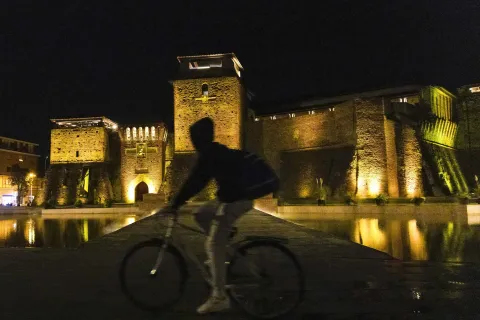 Castel Sismondo illuminato di giallo