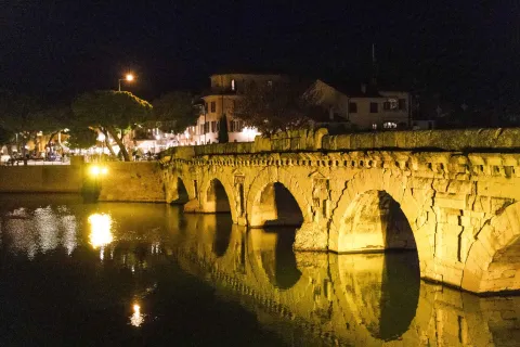 Ponte di Tiberio illuminato di giallo