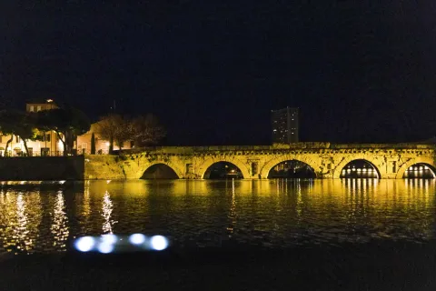 Ponte di Tiberio illuminato di giallo