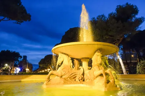 Fontana dei 4 cavalli illuminata di giallo