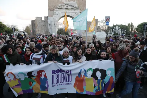 "è per te" camminata contro violenza donne 2023