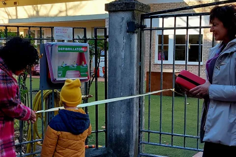Installato il defibrillatore donato dall’Associazione “Con le ali di Chiara” alle scuole per l’infanzia “Glicine” e “Rondine”
