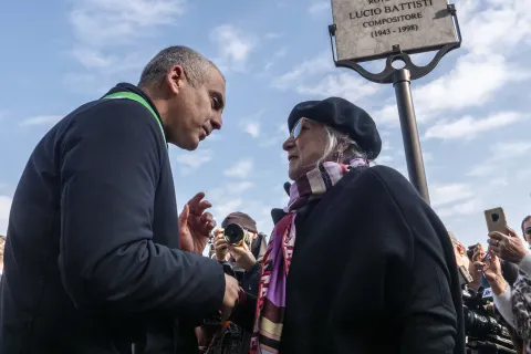 intitolazione rotonda a Lucio Battisti