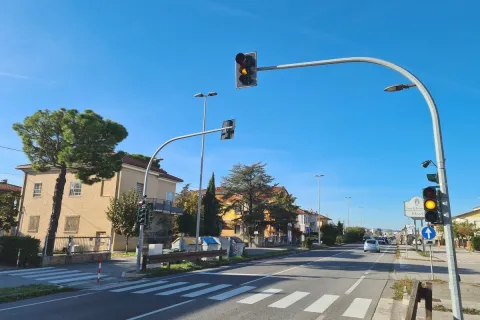 impianto semaforico pedonale a chiamata sulla via Emilia, a Santa Giustina