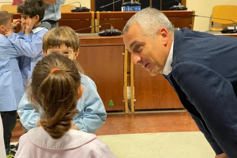 consiglio comunale e alunni delle scuole elementari Maestre Pie