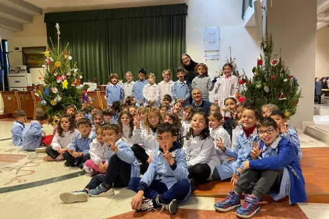 consiglio comunale e alunni delle scuole elementari Maestre Pie