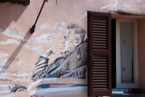 Murales Fellini nel borgo San Giuliano