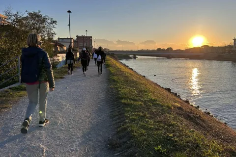 Benessere in movimento lungo il fiume