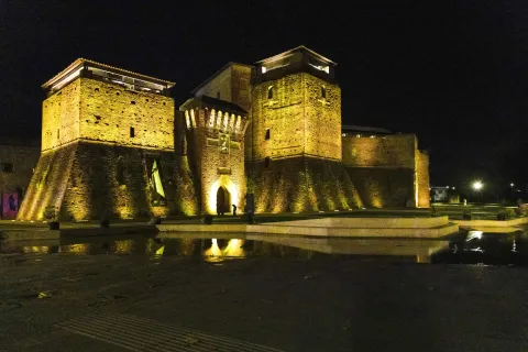 Castel Sismondo illuminato di giallo