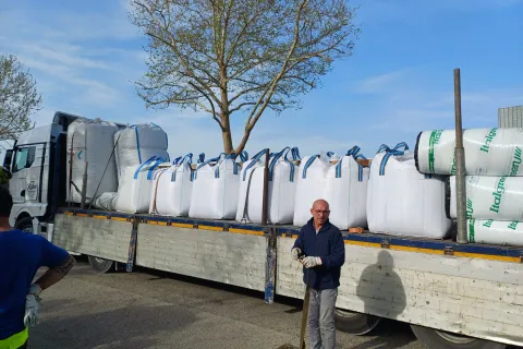 nterventi per la posa del nuovo manto sintetico del campo da calcetto di San Vito