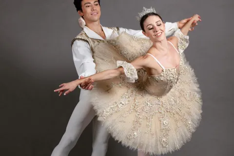 I danzatori del Royal Ballet di Londra sul palco con i giovani allievi del progetto Deft per lo spettacolo “Coppélia”