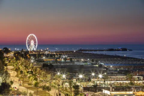 panoramica lungomare rimini di notte