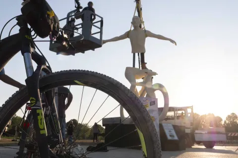 statua per marco pantani