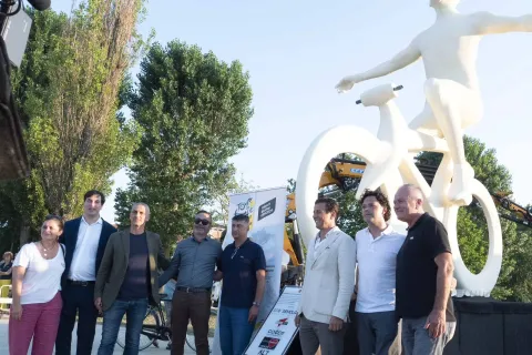 statua per marco pantani