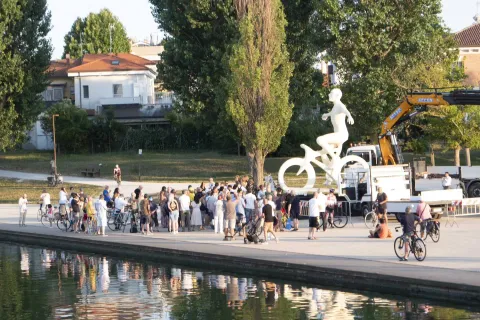 statua per marco pantani