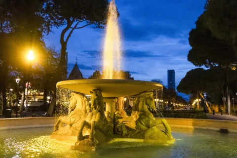Fontana dei 4 cavalli  in giallo