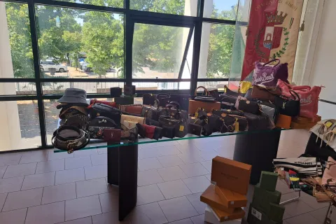 Sequestro articoli contraffatti