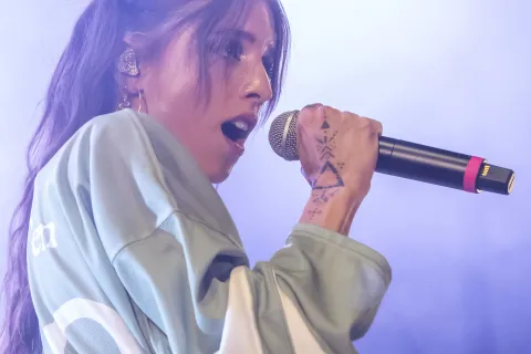 Mahmood, Angelina Mango e Rose Villian infiammano piazzale Fellini con la prima serata dell’Rds Summer Festival