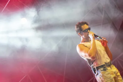 Mahmood, Angelina Mango e Rose Villian infiammano piazzale Fellini con la prima serata dell’Rds Summer Festival