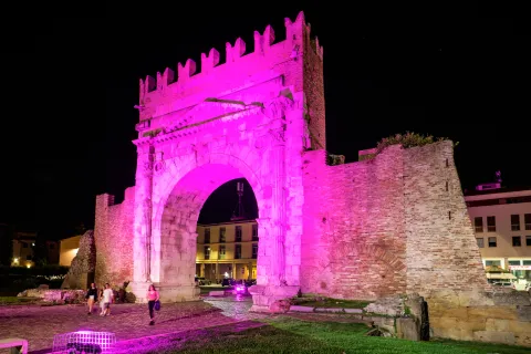 Arco d'Augusto in rosa