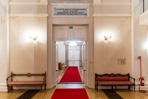 Le panche del Teatro Galli tornano nel foyer