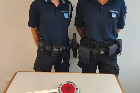 Arrestata una giovane per spaccio, nel marsupio trovate 77 dosi