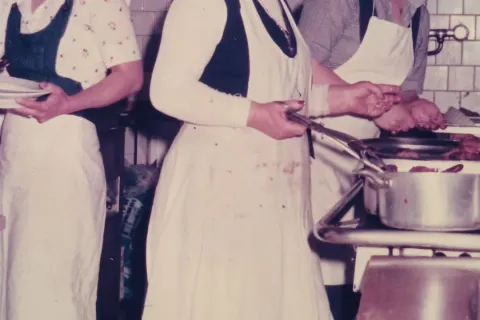 Nonna Fina con collaboratrici in cucina