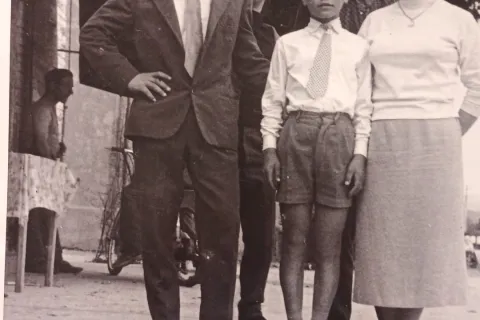 Nonna Fina e famiglia davanti alla trattoria