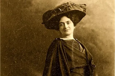 rosa genoni
