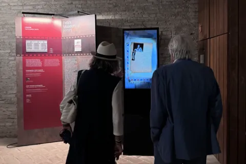 Giancarlo Giannini in visita al Fellini Museum tra ricordi e aneddoti 