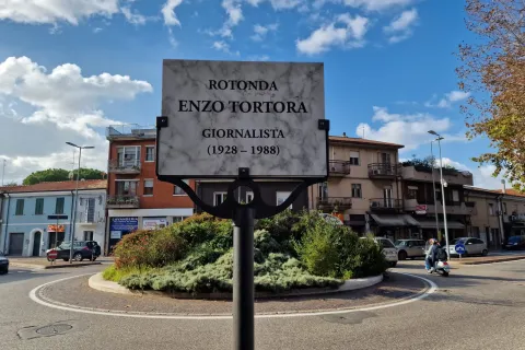intitolazione rotatoria enzo tortora