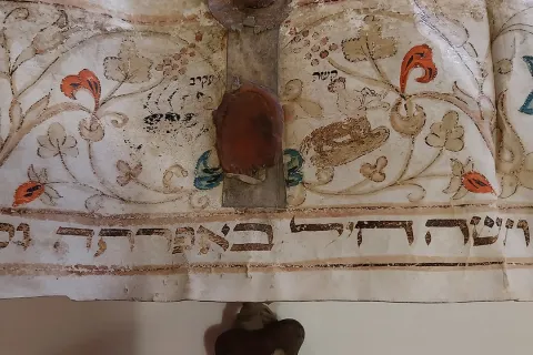 Pergamena dipinta in restauro