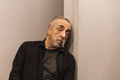 La finzione dei Ciarlatani tra scena e realtà con Silvio Orlando al Teatro Galli dal 10 al 12 dicembre