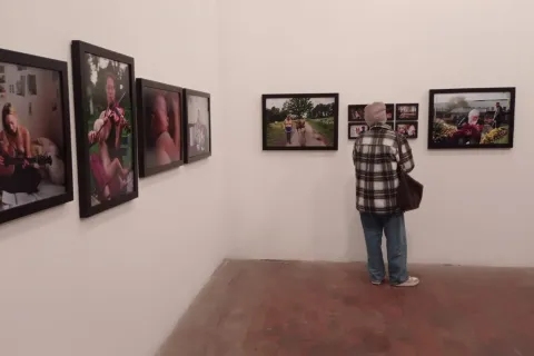 mostra seni invisibili