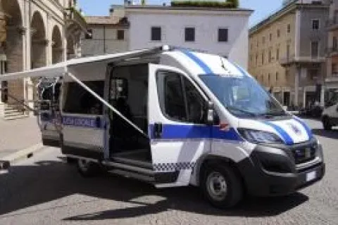 Ufficio mobile parcheggiato in Piazza Cavour