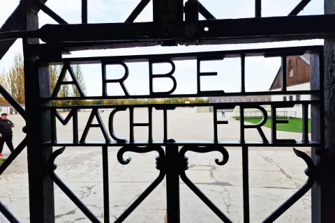 cancello ingresso campo concentramento Dachau