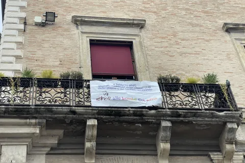 striscione giornata nazionale vittime civili delle guerre e conflitti nel mondo