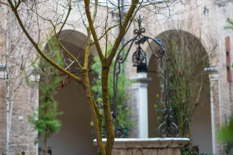 biblioteca gambalunga scultura di landing art