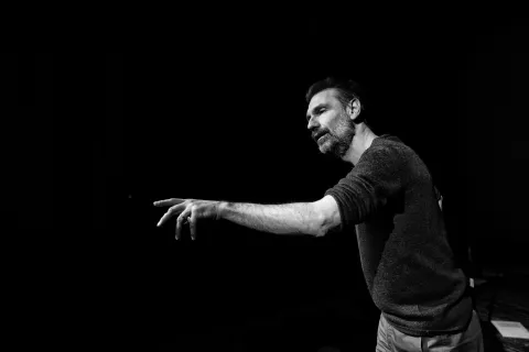 con il vostro irridente silenzio