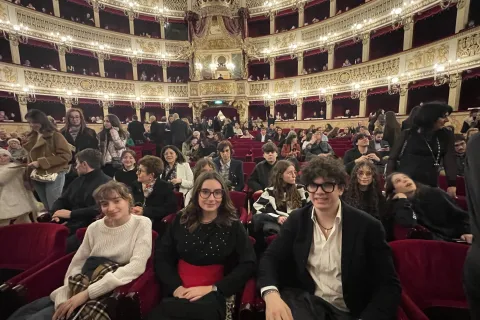 I ragazzi e ragazze del Progetto Mentore in trasferta al San Carlo di Napoli a chiusura di un anno di grande musica e nuove esperienze