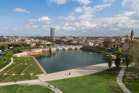 ponte di tiberio e piazza sull'acqua