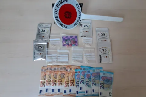 sequestro di oltre 140 grammi di mefedrone e pastiglie di LSD