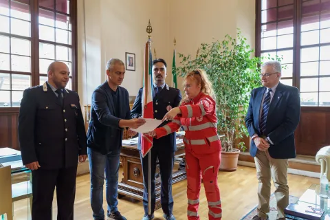 medaglia della gentilezza alla polizia locale
