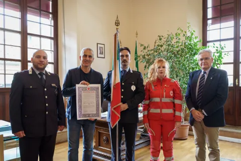 medaglia della gentilezza alla polizia locale